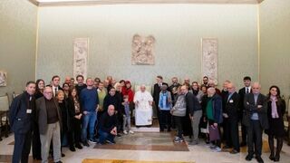 Miembros de la redacción de "L'Osservatore di Strada" en audiencia con el Papa Francisco
