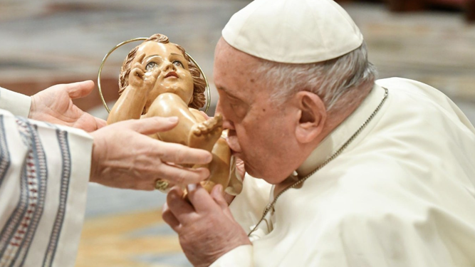 Papa besa al Niño