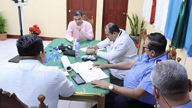 El obispo Rolando Álvarez y los comisionados generales de la Policía Nacional nicaragüense
