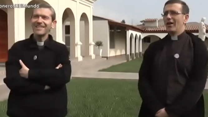 Los hermanos Julio Alonso y José Manuel Ampuero, en Lurín, en una imagen del programa 'Misioneros por el Mundo'