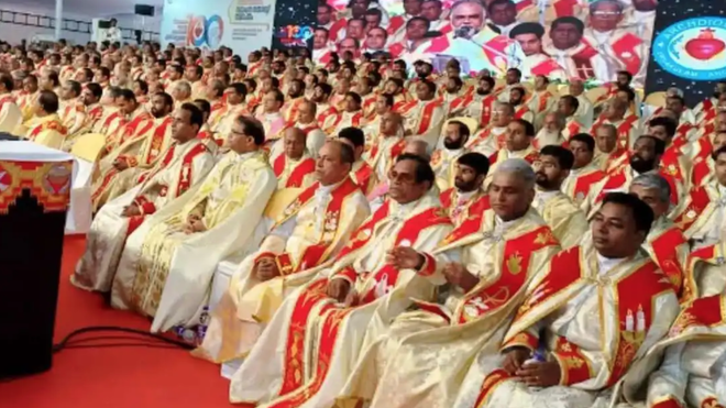 Más de 400 sacerdotes concelebran una misa el 10 de diciembre en Kochi para conmemorar el centenario de la elevación de Ernakulam-Angamaly como arquidiócesis y el establecimiento de la jerarquía siro-malabar en 1923.