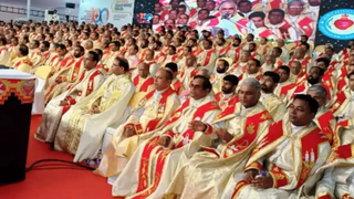 Más de 400 sacerdotes concelebran una misa el 10 de diciembre en Kochi para conmemorar el centenario de la elevación de Ernakulam-Angamaly como arquidiócesis y el establecimiento de la jerarquía siro-malabar en 1923.