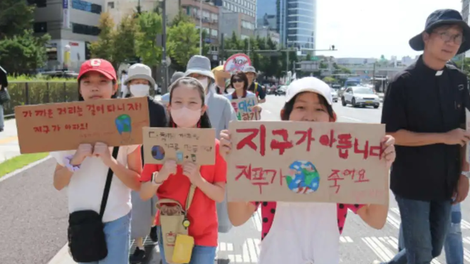 Niños surcoreanos participan en una marcha climática patrocinada por la Iglesia en la capital, Seúl, el 23 de septiembre de 2023. (Foto: Catholic Times)