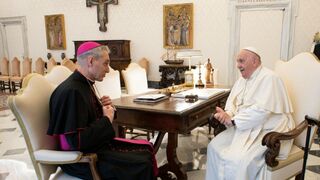 Francisco recibe a Gänswein