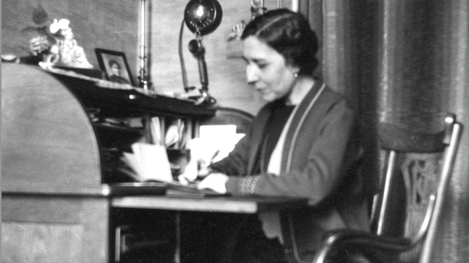 Josefa Segovia en su escritorio
