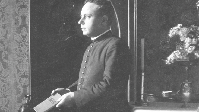 Pedro Poveda, con los Estatutos
