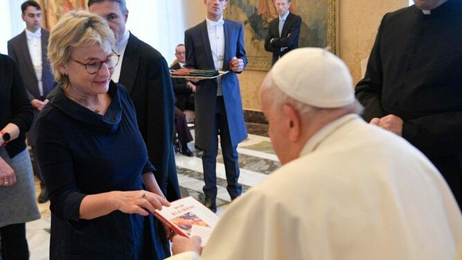 La representante de los periodistas católicos alemanes entrega un libro a Francisco