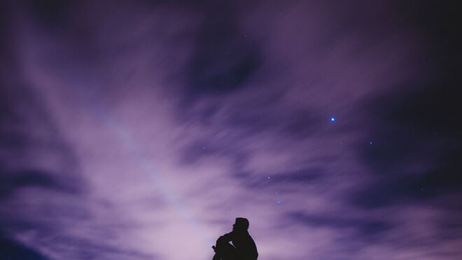 Una persona observa las estrellas