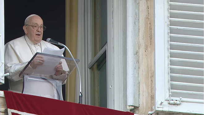 Francisco saluda a los asistentes al rezo del ángelus