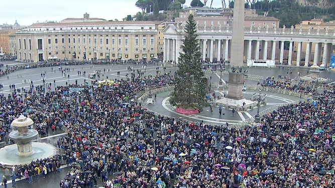 Fieles en la plaza de San Pedro para rezar el ángelus con el Papa