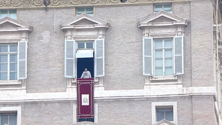 Francisco se asoma al balcón del Palacio Apostólico