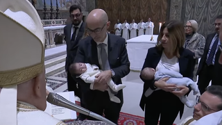 Unos padres presentan al Papa a sus dos hijos para ser bautizados