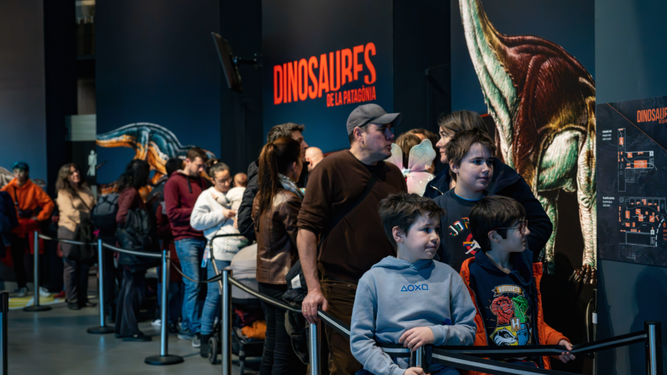 Colas para visitar la exposición Dinosaurios de la Patagonia en el Museo de la Ciencia CosmoCaixa.