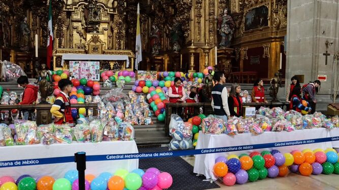 Entrega de juguetes en la Catedral Metropolitana de la Ciudad de México