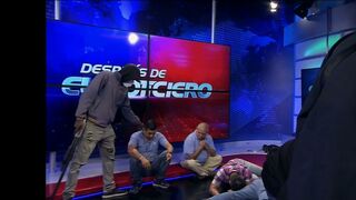 Encapuchados armados toman un canal televisión en Ecuador