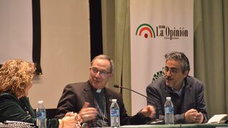 Valera, flanqueado por Bastante y Ferreras