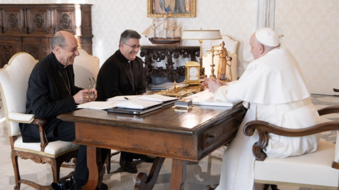 El Papa, con el cardenal Fernández y al secretario del dicasterio para la Doctrina de la Fe