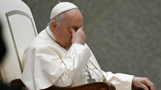 El papa, cansado