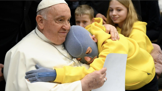 El Papa y un niño enfermo