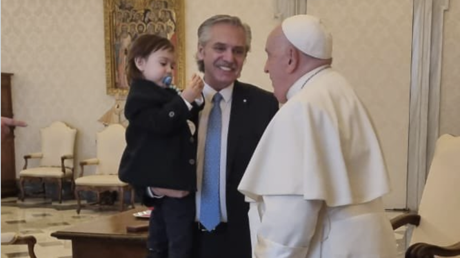 Francisco, con Alberto Fernández y su hijo