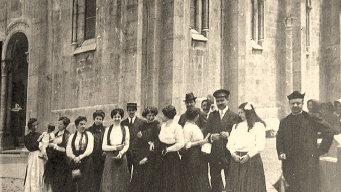 Pedro Poveda con peregrinos en Covadonga en 1910