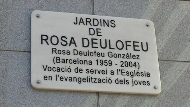 Placa de dedicación de unos jardines a Rosa Deulofeu