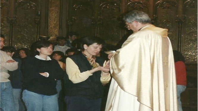 Rosa Deulofeu, comulgando de manos del obispo Joan Carrera