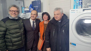 "Servicio de Lavandería y Duchas Papa Francisco" en Nápoles