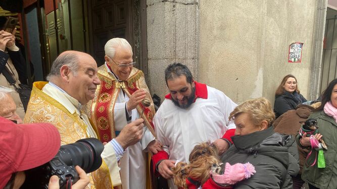 El padre Ángel y Valentín, bendicioendo a los animales