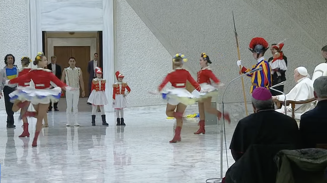Francisco disfrutó en la audiencia con una pequeña muestra de exhibiciones circenses