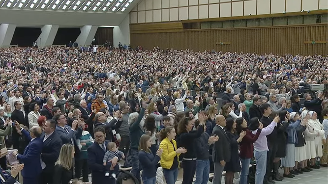 Los fieles aplauden al Papa en la audiencia general