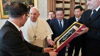 Francisco recibe a representantes del Partido Comunista de Vietnam