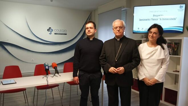El obispo , con el rector y la psicopedagoga del seminario menor