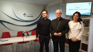 El obispo , con el rector y la psicopedagoga del seminario menor