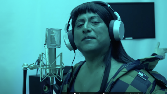 El P. Frank, caracterizado como Nathy Peluso