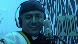 El P. Frank, haciendo versión de Quevedo