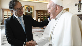 El Papa saluda al presidente Petro