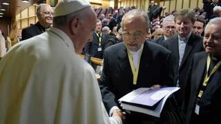 Francesc Mulet entregó un ejemplar de Saó al Papa Francisco