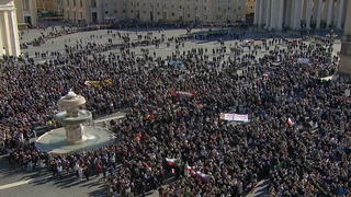Miles de fieles, con el Papa en la plaza de San Pedro