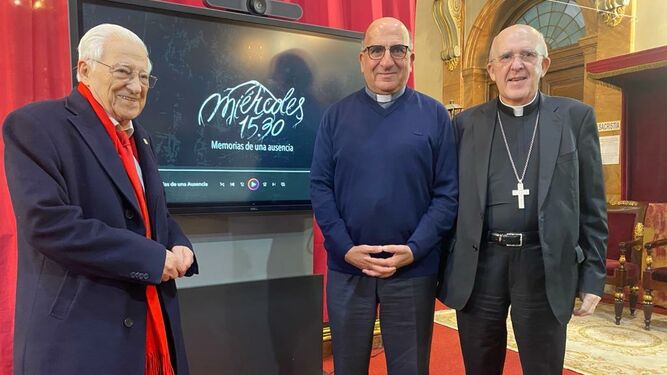 Chomali, Osoro y el padre Ángel, en la presentación del documental