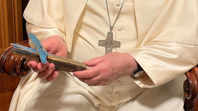 Francisco con una cruz de Lampedusa
