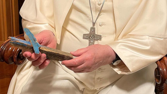 Francisco con una cruz de Lampedusa
