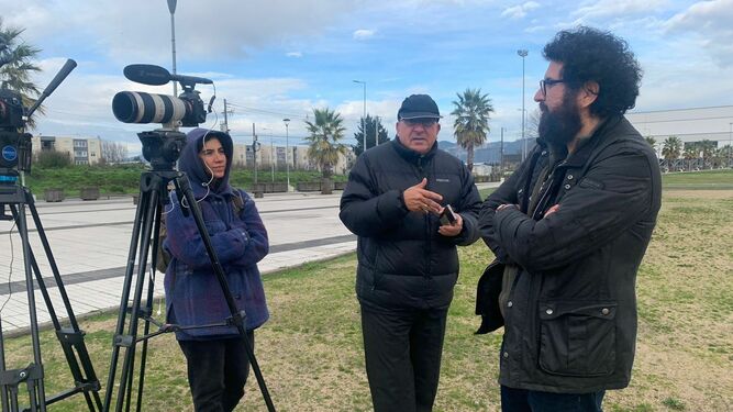 Monseñor Chomali durante un descanso de la grabación del documental