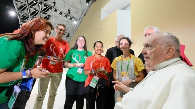 Francisco, con los jóvenes