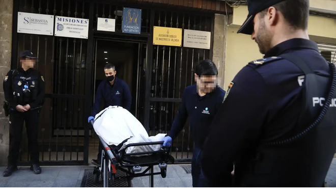 Momento en el que la Policía saca el cadáver del canónigo