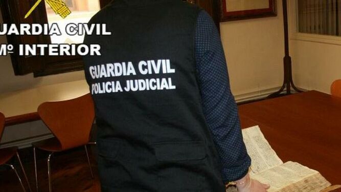 La Guardia Civil muestra el manuscrito del siglo XVI del Archivo Histórico Diocesano de Teruel, que había sido sustraído