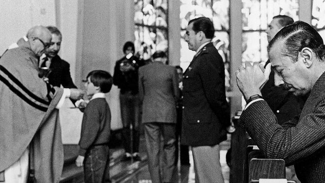 El dictador Videla, rezando en misa