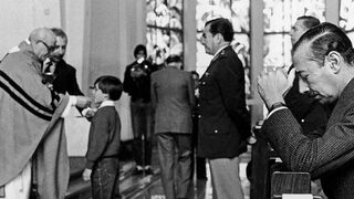 El dictador Videla, rezando en misa