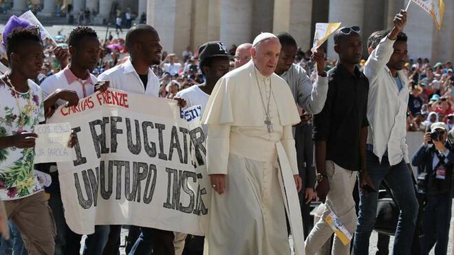 Francisco con las personas migrantes