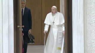 Francisco entra al Aula Pablo VI